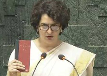 കസവ് സാരിയുടുത്ത് കേരള മോഡലിൽ പ്രിയങ്ക…!!!! ഭരണഘടന ഉയര്‍ത്തിപ്പിടിച്ച്  വയനാട് എംപിയായി സത്യപ്രതിജ്ഞ ചെയ്തു..!! ഭർത്താവ് റോബർട്ട് വാദ്രയും മക്കളും ചടങ്ങിനെത്തി…!!!