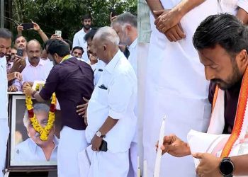 വർഗീയ ശക്തികളുടെ വോട്ട് വാങ്ങിയിട്ടില്ല…!!! പ്രധാനപ്പെട്ട സ്കൂളാണ് ഉമ്മന്ചാണ്ടി സ്കൂള് ഓഫ് പൊളിറ്റിക്സ്…!! ആദ്യം ഓർക്കുന്ന പേര് ഉമ്മൻചാണ്ടിയുടേത്…!! ചാണ്ടി ഉമ്മൻ സ്ഥലത്ത് ഇല്ലാത്തപ്പോൾ ഉമ്മൻചാണ്ടിയുടെ കല്ലറ സന്ദർശിച്ച് രാഹുൽ മാങ്കൂട്ടത്തിൽ…