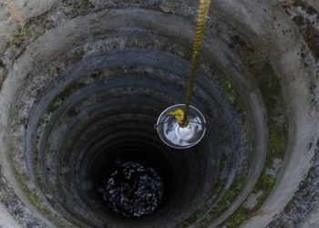 ആറാം ക്ലാസ് വിദ്യാർഥി സുഹൃത്തുക്കൾക്കൊപ്പം കളിച്ചുകൊണ്ടിരിക്കെ കാൽവഴുതി 60 അടി താഴ്ചയുള്ള കിണറ്റിൽ വീണു; അപകടത്തിൽ തലയ്ക്കും നടുവിനും പരുക്ക്