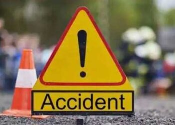 നാട്ടിക അപകടം നടന്നു മൂന്നു ദിവസത്തിനകം വീണ്ടും ലോറി അപകടം: നിയന്ത്രണംവിട്ട ലോറി ബസ് സ്റ്റോപ്പിൽ കിടന്നുറങ്ങുകയായിരുന്നവരുടെ ദേഹത്തേക്ക് പാഞ്ഞുകയറി യുവതിക്ക് ദാരുണാന്ത്യം, ഒപ്പമുണ്ടായിരുന്നവർ അത്ഭുതകരമായി രക്ഷപ്പെട്ടു; ഡ്രൈവറെ കസ്റ്റഡിയിലെടുത്തു