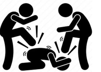 വീടിനു സമീപം യുവാക്കളുടെ പരസ്യ മദ്യപാനം; ചോദ്യം ചെയ്ത ഗൃഹനാഥനെ വീടുകയറി ആക്രമിച്ചു, ഭാര്യയ്ക്കും പെൺമക്കൾക്കും നേരെ വടികൊണ്ട് ആക്രമണം