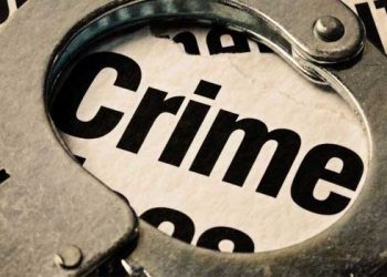 വീട്ടിൽ കയറി വെട്ടാൻ ശ്രമം, തടയുന്നതിനിടെ കൈയ്ക്ക് പരുക്ക്. രക്ഷപ്പെട്ട് ഓടിക്കയറി വാതിലടച്ചപ്പോൾ മകളെയും എടുത്തിറങ്ങി, പിടിച്ചുവാങ്ങുന്നതിനിടെ ഹെൽമെറ്റുകൊണ്ട് തലയ്ക്കടിച്ചു: യുവതിയെ കത്തിയും വടിവാളുമുപയോ​ഗിച്ച് കൊലപ്പെടുത്താൻ ശ്രമിച്ച ഭർത്താവ് അറസ്റ്റിൽ