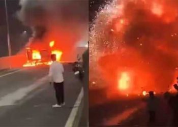 ​ഗർഭിണിയേയും കൊണ്ട് ആശുപത്രിയിലേക്ക് പോകവേ ആംബുലൻസിന് തീപിടിച്ചു; ഓ​ക്സി​ജ​ൻ സി​ലി​ണ്ട​ർ പൊ​ട്ടി​ത്തെ​റി​ച്ചു; യുവതിയും കുടുംബവും രക്ഷപ്പെട്ടു, സ്ഫോടന ആഘാതത്തിൽ സമീപ വീടുകളിലെ ജനലുകൾ തകർന്നു