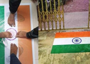 ബം​ഗ്ലാദേശ് സർവകലാശാലകളിൽ നിലത്ത് പെയ്ന്റ് ചെയ്ത നിലയിൽ ഇന്ത്യൻ, ഇസ്രയേൽ പതാകകൾ, ചവിട്ടി അവഹേളിച്ച് വിദ്യാർഥികൾ, ഇന്ത്യൻ യൂണിവേഴ്സിറ്റികളിൽ നിന്ന് ബം​ഗ്ലാദേശ് വിദ്യാർഥികളെ നാടുകടത്തണമെന്ന് ആവശ്യം ശക്തമാകുന്നു