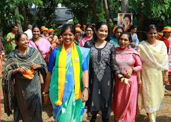 ഒറ്റയ്ക്ക് നയിച്ച് ഒരു ലക്ഷം നേടി…!!! പ്രിയങ്കയ്ക്കൊപ്പം പോരാടി തിളങ്ങി നവ്യ ഹരിദാസ്…!! ദേശീയ നേതാക്കൾ ആരും എത്തിയില്ല… പ്രവർത്തകർ ഒപ്പം നിന്നു… തല ഉയർത്തിപ്പിടിച്ച് നവ്യ…!!