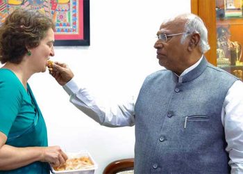 പ്രിയങ്ക  ഗാന്ധി മലയാളം പഠിക്കാൻ തുടങ്ങി..!!! സത്യപ്രതിജ്ഞ നാളെ…!!! ആദ്യം ഉന്നയിക്കുക ഉരുൾപൊട്ടൽ ദുരന്തം…!!!