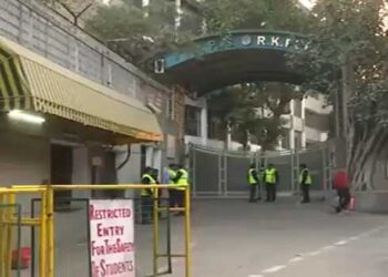 ഡൽഹിയിൽ 40 സ്കൂളുകൾക്ക് ബോംബ് ഭീഷണി, ബോംബ് നിർവീര്യമാക്കാൻ ആവശ്യപ്പെട്ടത് 30,000 അമേരിക്കൻ ഡോളർ, സ്കൂളിലെത്തിയ വിദ്യാർഥികളെ തിരിച്ചയച്ചു