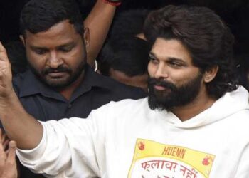 മജിസ്‌ട്രേറ്റ് കോടതി 14 ദിവസത്തേക്ക് റിമാൻഡ് ഉത്തരവിട്ട് മണിക്കൂറുകൾക്കുള്ളിൽ നടൻ അല്ലു അർജുന് ഇടക്കാലജാമ്യം അനുവദിച്ച് ഹൈക്കോടതി, ജാമ്യം നടനാണെങ്കിലും ഒരു പൗരനെന്നനിലയിൽ ജീവിക്കാനുള്ള സ്വാതന്ത്ര്യവും അവകാശവുമുണ്ടെന്നു ചൂണ്ടിക്കാട്ടി