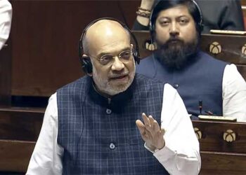 രാഹുൽ ഗാന്ധിയുടെ കയ്യിലുള്ളത് ഭരണഘടനയുടെ ശൂന്യമായ പകർപ്പ്..!!! കോൺഗ്രസ് കാണിക്കുന്നത് രാജ്യത്തോടുള്ള വഞ്ചന..!!! മാറ്റങ്ങൾ കൊണ്ടുവരാൻ ഭരണഘടനയിൽ തന്നെ വ്യവസ്ഥയുണ്ട്…!! 55 വർഷത്തെ ഭരണത്തിനിടയിൽ കോൺഗ്രസ് 77 തവണ ഭരണഘടന ഭേദഗതി ചെയ്തുവെന്നും അമിത് ഷാ…!!!