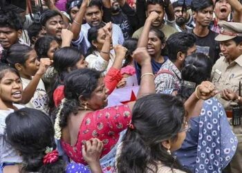 ‌‌ചെന്നൈ അണ്ണാ സർവകലാശാലയിൽ വിദ്യാർഥിനിയെ പീഡിപ്പിച്ചത് മുക്കാൽ മണിക്കൂറോളം, ദൃശ്യങ്ങൾ പകർത്തി പിതാവിനയക്കുമെന്ന് ഭീഷണിപ്പെടുത്തി, പ്രതി മറ്റൊരു പെൺകുട്ടിയേയും പീഡിപ്പിച്ചതായി സൂചന, പ്രതി ഉദയനിധി സ്റ്റാലിനൊപ്പം നിൽക്കുന്ന ചിത്രം പുറത്തുവിട്ട് പ്രതിപക്ഷം, പെൺകുട്ടിയെ പീഡിപ്പിക്കാൻ ശ്രമിക്കുന്നതുകണ്ട ആൺസുഹൃത്ത് ഓടിരക്ഷപ്പെട്ടു