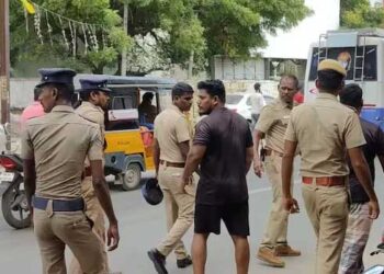 പുണ്യസ്നാനം കഴിഞ്ഞ് വസ്ത്രം മാറുന്ന സ്ത്രീകളുടെ മുറിയിൽ ഒളിക്യാമറ, ചായക്കട ഉടമയും ജീവനക്കാരനും അറസ്റ്റിൽ, ഇവരുടെ ഫോണിൽ നിന്ന് പോലീസ് കണ്ടെടുത്തത് 200 ലേറെ വീഡിയോകൾ