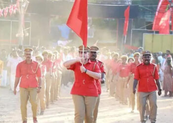 ധൈര്യമായി ഇറങ്ങിക്കോ ആര്യേ എന്ന് വി. ജോയ്, കൈ കൊടുത്ത് ക്യാപ്റ്റന്‍; മേയറായശേഷം ചുവപ്പ് കുപ്പായത്തില്‍ മിന്നിച്ച് ആര്യ രാജേന്ദ്രന്‍; സംസ്ഥാന സമ്മേളനത്തിലും റെഡ് വളന്റിയര്‍ ആയേക്കും