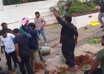 തിക്കിലും തിരക്കിലുംപെട്ട് മരിച്ച യുവതിക്ക് നീതിവേണമെന്നാവശ്യപ്പെട്ട് അല്ലു അർജുന്റെ വസതിയിൽ ആക്രമണം; എട്ടുപേർ അറസ്റ്റിൽ, വീട്ടിലേക്ക് അതിക്രമിച്ചുകയറിയ യുവാക്കൾ ചെടിച്ചട്ടികളും ജനലും തല്ലിത്തകർത്തു