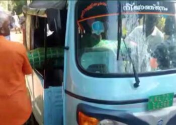 മൃതദേഹം കൊണ്ടുപോകാൻ ആംബുലൻസ് വിട്ടു നൽകിയില്ല, വയനാട്ടിൽ ആദിവാസി സ്ത്രീയുടെ മൃതദേഹം ശ്മശാനത്തിലേക്ക് കൊണ്ടുപോയത് ഓട്ടോയിൽ, ട്രൈബൽ പ്രമോട്ടർക്കു സസ്പെൻഷൻ