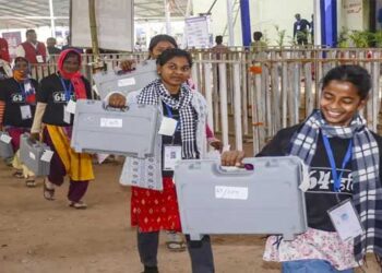 ഒരു രാജ്യം ഒരു തെരഞ്ഞെടുപ്പ് ബില്ലിനെ എതിർത്ത് കോൺ​ഗ്രസും സമാജ് വാദി പാർട്ടിയും തൃണമൂൽ കോൺഗ്രസും, സംസ്ഥാന നിയമസഭകളെ അടിമറിക്കുന്ന ബില്ല് അംഗീകരിക്കില്ലെന്ന് മനീഷ് തിവാരി, ഇന്ത്യയുടെ നാനാത്വം തകർക്കുമെന്ന് എസ്പി, ബില്ല് ജെപിസിക്കു വിടാൻ തീരുമാനം