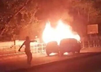 ഓമ്നിയിൽ വന്ന് കാർ തടഞ്ഞ് നിർത്തി..!! പെട്രോൾ ഒഴിച്ചു കത്തിച്ചു… പെട്ടന്ന് കാർ പൊട്ടിത്തെറിച്ചു..!! യുവതിയെ ഭർത്താവ് കാറിന് തീയിട്ട് കൊലപ്പെടുത്തി..!!! പൊള്ളലേറ്റ് യുവാവ് കാറിൽ നിന്നിറങ്ങി ഓടി..!!