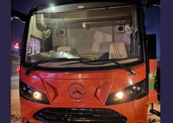 നിര്‍ത്തിയിട്ട കാരവനിനുള്ളില്‍ രണ്ടുപേരുടെ മൃതദേഹം, ഒരാളുടെ മൃതദേഹം കിടന്നത് പടിയിലും മറ്റൊരാളുടേത് വാഹനത്തിനുള്ളിലുമായി, മരിച്ചത് മലപ്പുറം, കാസര്‍ഗോഡ് സ്വദേശികള്‍