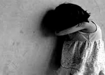 മുത്തശി കുളിക്കാൻ വിളിച്ചപ്പോൾ അടിവയറ്റിൽ വേദനയെടുക്കുന്നെന്ന് പറഞ്ഞു കരഞ്ഞു, ഉടുപ്പൂരി പരിശോധിച്ചപ്പോൾ സ്വകാര്യഭാഗത്തു നുള്ളി മുറിവേൽപിച്ച പാട്, ശുചിമുറിയിൽ പോയതിന് നാലു വയസുകാരിയുടെ സ്വകാര്യഭാ​ഗത്ത് മുറിവേൽപിച്ചു, അധ്യാപികയ്ക്കെതിരെ കേസ്