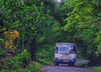 കെഎസ്ആർടിസിയെ വിശ്വസിച്ച് വിനോദസഞ്ചാരനിറങ്ങിയ 45 അംഗ സംഘം പെരുവഴിയിലായത് 10 മണിക്കൂർ, വിശന്നുപൊരിഞ്ഞ സഞ്ചാരികൾക്കു നാട്ടുകാരുടെ വക പാതിരാത്രിയിൽ കപ്പയും മുളകു ചമ്മന്തിയും, 15,000 രൂപ തിരിച്ചുകൊടുത്ത് സ്കൂട്ടായി കെഎസ്ആർടിസി