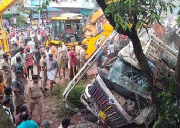 കണ്ണീരായി കല്ലടിക്കോട്, പരീക്ഷ കഴിഞ്ഞ് നടന്നുപോവുകയായിരുന്ന വിദ്യാർഥിനികൾക്കിടയിലേക്ക് സിമെന്റ് ലോറി പാഞ്ഞുകയറി നാലു മരണം, അപകടത്തിൽപ്പെട്ടത് കരിമ്പ ഹൈസ്കൂളിലെ വിദ്യാർഥിനികൾ,