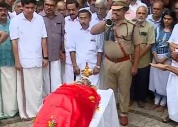 കാലം കടന്ന് എംടി, എഴുത്തിന്റെ കടൽ ബാക്കിയാക്കി വാക്കിന്റെ വിസ്മയം യാത്രയായി, എഴുത്തിന്റെ പെരുന്തച്ചന് കണ്ണീരോടെ വിടനൽകി സാംസ്കാരിക കേരളം