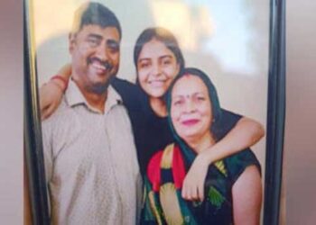 പഠിക്കാത്തതിൽ മറ്റുള്ളവരുടെ മുന്നിൽവച്ച് ശകാരവും മർദ്ദനവും, സ്വത്തുക്കൾ സഹോദരിക്കു കൊടുക്കാൻ തീരുമാനം, വിവാഹവാർഷിക ദിനത്തിൽ മാതാപിതാക്കളേയും സഹോദരിയേയും കൊലപ്പെടുത്തി 20 കാരൻ