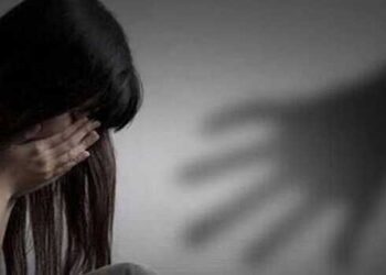 പത്താം ക്ലാസ് വിദ്യാർഥിനികളെ കാണാൻ രാത്രി മതിൽചാടി ആൺസുഹൃത്തുക്കളും കാമുകന്മാരും, ടൈമിങ് തെറ്റിയതോടെ അടി, രണ്ട് യുവാക്കൾക്കെതിരെ പോക്സോ കേസ്, മറ്റു രണ്ടുപേര്‍ക്കെതിരേ വീട് അതിക്രമിച്ചു കയറിയതിനും കേസ്, പെൺകുട്ടികൾ രണ്ട് വർഷമായി ലൈം​ഗിക ചൂഷണത്തിനിരയാകുന്നു