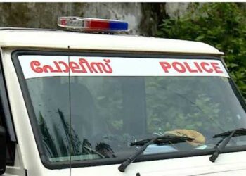 മദ്യപിച്ച് വാഹനത്തിന് മുകളില്‍ കയറി അഭ്യാസം..!!! ചോദ്യം ചെയ്ത പോലീസിനുനേരെ ആക്രമണം…!! ഏഴ് യുവാക്കൾ കസ്റ്റഡിയിൽ…