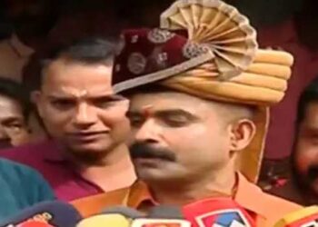 ഒന്നു പരീക്ഷിച്ചതേയുള്ളു,  കൈവിട്ടില്ല, അഞ്ചു വർഷം മുൻപ് ഒറ്റ അക്കത്തിനു പോയ 12 കോടി രൂപ ഇന്ന് തിരികെ ദിനേശന്റെ കൈകളിലെത്തിച്ച് ഭാ​ഗ്യദേവത, ആരോടും പറയാതെ കല്ല്യാണപ്പന്തലിൽ സജീവ സാന്നിദ്ധ്യമായി കോടീശ്വരൻ ബൂജ ബംപർ കൊല്ലം കരുനാഗപ്പള്ളി സ്വദേശിക്ക്,  പറയാതെ സജീവ സാന്നിദ്ധ്യമായി കല്ല്യാണപ്പന്തലിൽ