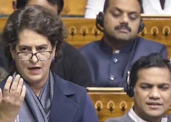 പ്രിയങ്കയ്ക്ക് സംഭവിച്ചത് അറിവില്ലായ്മയോ, അതോ നാവു പിഴയോ? ലോക്സഭയിലെ കന്നി പ്രസംഗത്തിൽ ഹിമാചൽ പ്രദേശ് സർക്കാരിനെ വിമർശിച്ച് പ്രിയങ്ക ഗാന്ധി, ഭരിക്കുന്നത് കോൺ​ഗ്രസാണ് ബിജെപിയല്ലെന്ന് മറുപടി, താൻ വിമർശിച്ചതു കേന്ദ്ര സർക്കാരിനേയെന്ന് പ്രിയങ്ക