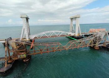 രാമേശ്വരത്തേക്ക് വീണ്ടും ട്രെയിന്‍ ഓടും; ഇന്ത്യയിലെ ആദ്യ വെര്‍ട്ടിക്കല്‍ ലിഫ്റ്റ് കടല്‍പ്പാലം തമിഴ്‌നാട്ടില്‍ റെഡി! കപ്പലുകള്‍ വരുമ്പോള്‍ ഉയര്‍ന്നുമാറും; വീണ്ടും പഴയപടിയാകും