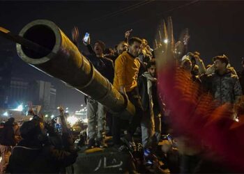 ആകെ സംഘർഷാവസ്ഥ.., എടിഎമ്മുകൾക്ക് മുന്നിൽ നീണ്ട ക്യൂ…!! സിറിയ പിടിച്ചെടുത്തതായി വിമതസേന..!! പ്രസിഡൻ്റ് വിമാനത്തിൽ അജ്ഞാത സ്ഥലത്തേക്ക് രക്ഷപെട്ടു…!!  24 വർഷത്തെ ഭരണത്തിന് അന്ത്യം..!!!  നൂറുകണക്കിന് സൈനികർക്ക് അഭയം കൊടുത്തതായി ഇറാഖ്