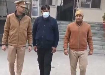 ക്യാമറ വാങ്ങിയത് 22000 രൂപയ്ക്ക് ഓൺലൈനിൽ, ബൾബിനുള്ളിൽ വയ്ക്കാവുന്ന വിധത്തിൽ പ്രത്യേകം രൂപകൽപന, അധ്യാപികമാരുടെ ശുചിമുറിയിൽ ബൾബ് ഹോൾഡറിനുള്ളിൽ ഒളിക്യാമറ വച്ച് ലൈവ് സ്ട്രീമിങ്, സ്കൂൾ ഡയറക്ടർ അറസ്റ്റിൽ