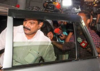 ജയിലിലിട്ട് എന്നെ ഒരു പക്ഷേ കൊന്നേക്കാം….!!! ജീവന്‍ ബാക്കിയുണ്ടെങ്കില്‍ തിരിച്ചുവന്നിട്ട് ഞാന്‍ കാണിച്ചുകൊടുക്കാം…!!! എംഎൽഎ ആയതുകൊണ്ട് മാത്രം നിയമത്തിന് കീഴടങ്ങുകയാണ്….  ഇല്ലെങ്കില്‍ പിണറായിയല്ല ആര് വിചാരിച്ചാലും എന്നെ അറസ്റ്റ് ചെയ്യാന്‍ പറ്റില്ലായിരുന്നു… പി.വി. അൻവർ