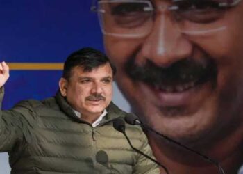 ഡൽഹി പിടിച്ചെടുക്കാൻ കച്ചകെട്ടി ബിജെപി, മദ്യനയ അഴിമതിയിലൂടെ നഷ്ടം 2,026 കോടി രൂപയെന്ന് ബിജെപി, ആരോപണം സിഎജി റിപ്പോർട്ട് മുൻനിർത്തി, മന്ത്രിസഭയുടെ അംഗീകാരമോ, ഗവർണറുടെ അനുമതിയോ ഇല്ലാതെയാണ് നയം സംബന്ധിച്ച ഗൗരവമേറിയ തീരുമാനങ്ങൾ എടുത്തത്, ലൈസെൻസ് പുതുക്കിയതിലും ക്രമക്കേട്, റിപ്പോർട്ട് എവിടെ? ബിജെപിയുടെ ഓഫിസിൽവച്ചാണോ തയാറാക്കിയത്?- എഎപി