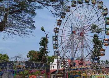 തൊട്ടിലാട്ടത്തിനിടെ കമ്പിക്കഷ്ണം തെറിച്ച് താഴെക്കൂടെ നടന്നുപോവുകയായിരുന്ന 17 കാരന്റെ തലയിൽ കൊണ്ടു, ശക്തിയിൽ വന്നതിനാൽ കമ്പികഷ്ണം കുട്ടിയുടെ തലയുടെ പിൻഭാ​ഗത്ത്  തലച്ചോറിനുള്ളിലേക്ക് തുളച്ചുകയറി, കരാറുകാരൻ കസ്റ്റഡിയിൽ