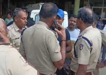 നാട്ടുകാരുടെ മുന്നറിയിപ്പ് അവ​ഗണിച്ച് കൈകോർത്തു പിടിച്ച് അവർ ഇറങ്ങി… കടലിൽ കുളിക്കാനിറങ്ങിയ അഞ്ചംഗ സംഘത്തിലെ 4 പേർ തിരയിൽപ്പെട്ടു മരിച്ചു