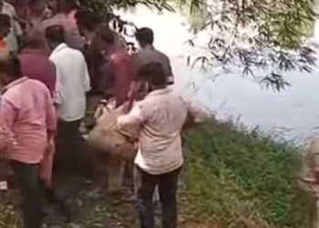 കൈകൾ കൂട്ടികെട്ടിയ നിലയിൽ, സ്വത്തുക്കൾ ട്രസ്റ്റ് രൂപീകരിച്ച് കൈമാറ്റം ചെയ്തതായി കുറിപ്പ്, ഏക മകന്റെ വേർപാടിൽ മനംനൊന്ത് ദമ്പതികൾ നെയ്യാറിൽ ചാടി മരിച്ചു