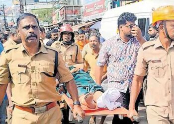 അപകടത്തിൽപ്പെട്ടയാളെ ആശുപത്രിയിലെത്തിക്കാൻ ആംബുലൻസ് എത്തിയില്ല, ആ ദൗത്യമേറ്റടുത്ത് അഗ്നിരക്ഷാസേന, വാഹനാപകടത്തിൽ പരുക്കേറ്റ സ്ത്രീയെ ​​ന​ഗരമധ്യത്തിലൂടെ ചുമന്ന് ആശുപത്രിയിലെത്തിച്ചു