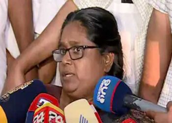 തട്ടിക്കൊണ്ടു പോയത് സിപിഎം പ്രവർത്തകർ, മോശം ഭാഷയിൽ പെരുമാറി, വലിച്ചിഴച്ച് കാറിൽ കയറ്റി ദേഹോപദ്രവം ഏൽപിച്ചു വസ്ത്രം വലിച്ചഴിച്ചു, നെഞ്ചു വേദന അനുഭവപ്പെട്ടപ്പോൾ ​ഗ്യാസിന്റെ ​ഗുളിക തന്നു, കാൽ കാറിൽ കുരുങ്ങിയപ്പോൾ വെട്ടിമാറ്റിത്തരാമെന്ന് മകനേക്കാൾ പ്രായം കുറഞ്ഞ യുവാവ് പറഞ്ഞു- കല രാജു, കൗൺസിലറെ തട്ടിക്കൊണ്ട് പോയ കേസിൽ 45 പേർക്കെതിരെ കേസ്