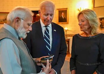 കേരളത്തിനു തരാന്‍ പണമില്ല; അമേരിക്കന്‍ പ്രസിഡന്റിന്റെ ഭാര്യക്കു മോഡി ചന്ദനപ്പെട്ടിയില്‍ സമ്മാനിച്ചത് 20,000 ഡോളറിന്റെ വജ്രം; വിദേശ നേതാവ് നല്‍കുന്ന വിലകൂടിയ സമ്മാനമെന്ന് അമേരിക്ക; അത്താഴ വിരുന്നിന്റെ കഥ ഇങ്ങനെ