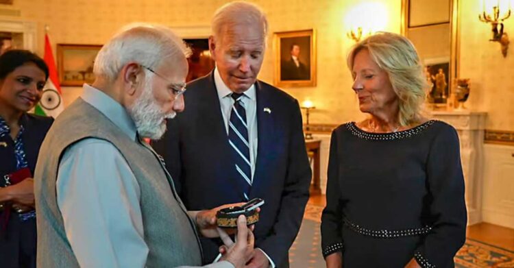 കേരളത്തിനു തരാന്‍ പണമില്ല; അമേരിക്കന്‍ പ്രസിഡന്റിന്റെ ഭാര്യക്കു മോഡി ചന്ദനപ്പെട്ടിയില്‍ സമ്മാനിച്ചത് 20,000 ഡോളറിന്റെ വജ്രം; വിദേശ നേതാവ് നല്‍കുന്ന വിലകൂടിയ സമ്മാനമെന്ന് അമേരിക്ക; അത്താഴ വിരുന്നിന്റെ കഥ ഇങ്ങനെ