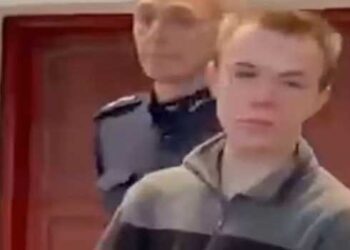 “ആരെയെങ്കിലും കൊല്ലണമെന്ന് തീരുമാനിച്ചിരുന്നു..!! അതിനായി ​ന​ഗരത്തിൽ ചുറ്റി നടന്നു…!! അവളെ പരിചയപ്പെട്ടത് ജോലികഴിഞ്ഞ് മടങ്ങുമ്പോൾ, കൊല്ലണോയെന്നറിയാൻ ടോസ് ഇട്ടു നോക്കി.., ഹെഡ് വീണു…!!! അവളെ ഞാൻ കൊന്നു…,  മൃതദേഹവുമായി ലൈം​ഗിക ബന്ധത്തിലേർപ്പെട്ടു..!!!”- കോടതിയിൽ 20 കാരൻ്റെ വെളിപ്പെടുത്തൽ…