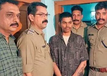 മുത്തച്ഛനെ ചുറ്റികവച്ച് തലയ്ക്കടിച്ചു വീഴ്ത്തി, ഹോംനഴ്സ് ഏജൻസി നടത്തുന്ന അമ്മയെ വിളിച്ചുവരുത്തി അടിച്ചുവീഴ്ത്തി, മുനയുളികൊണ്ട് തലയ്ക്ക് കുത്തി, തലയണ മുഖത്തമർത്തി മരണം ഉറപ്പാക്കി, അൽപനേരം ടിവി കണ്ടിരുന്ന ശേഷം നാടുവിട്ടു- പടപ്പക്കര ഇരട്ടക്കൊലപാതകം പോലീസിനോട് വിവരിച്ച് പ്രതി