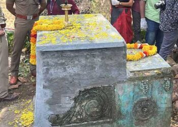 ഹൃദയഭാഗം വരെ കര്‍പ്പൂരവും ഭസ്മവും അടക്കമുള്ള സുഗന്ധദ്രവ്യങ്ങള്‍…!! മുഖത്തും ശിരസ്സിലും വിഗ്രഹത്തില്‍ ചാര്‍ത്തുന്നതുപോലെ കളഭം .. ഇരിക്കുന്ന നിലയിൽ കല്ലറയിൽ മൃതദേഹം കണ്ടെത്തി… പുറത്തെടുത്ത് പോസ്റ്റ്മോർട്ടം…