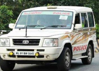 കറങ്ങി നടക്കാതെ വീട്ടിൽ പോകാൻ വിദ്യാർഥിയോട് എസ്ഐ, ഇതു ചോദിക്കാൻ താനാരാന്നു ചോദിച്ച പ്ലസ്ടു വിദ്യാർഥി എസ്ഐയെ കുഴുത്തിനുപിടിച്ച് നിലത്തിട്ടടിച്ചു, പരുക്കേറ്റ എസ്ഐ ചികിത്സ തേടി