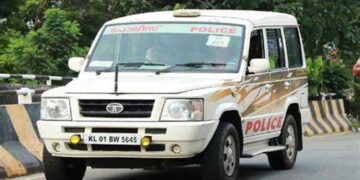 കറങ്ങി നടക്കാതെ വീട്ടിൽ പോകാൻ വിദ്യാർഥിയോട് എസ്ഐ, ഇതു ചോദിക്കാൻ താനാരാന്നു ചോദിച്ച പ്ലസ്ടു വിദ്യാർഥി എസ്ഐയെ കുഴുത്തിനുപിടിച്ച് നിലത്തിട്ടടിച്ചു, പരുക്കേറ്റ എസ്ഐ ചികിത്സ തേടി