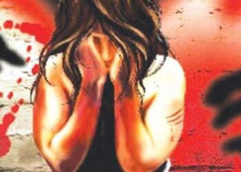 പോക്സോ കേസ് അതിജീവിത, 19 കാരി പെൺകുട്ടിയുടെ കഴുത്തിൽ കയർ മുറുക്കി പരുക്കേറ്റ പാടുകൾ, കയ്യിലുണ്ടായ മുറുവുകളിൽ ഉറുമ്പരിക്കുന്നു, കണ്ടെത്തിയത് അർദ്ധ ന​ഗ്നയിയായി, പെൺകുട്ടിയുടെ നില അതീവ ​ഗുരുതരം… സംഭവത്തിൽ ആൺസുഹൃത്ത് കസ്റ്റഡിയിൽ, ഇയാൾ തല്ലുകേസ് പ്രതിയെന്ന് പോലീസ്