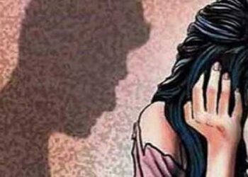 ചുറ്റിക കൊണ്ട് തലയ്ക്കടിച്ചു, തല ഭിത്തിയിലിടിപ്പിച്ചു, ശ്വാസം മുട്ടിച്ചു, ലൈംഗികമായി പീഡിപ്പിച്ചു… ശരീരത്തിലെ മുറിവുകളില്‍ ഉറുമ്പരിക്കുമ്പോള്‍ പോലും ഒന്നു പ്രതികരിക്കാന്‍ പോലുമാവാതെ ആ 20 കാരി…തിരിച്ചുവരുമെന്ന പ്രതീക്ഷയില്‍, ഒരിക്കല്‍കൂടി ജീവിതത്തിലേക്ക് നടത്താനുള്ള കാത്തിരിപ്പില്‍ ആ അമ്മ പുറത്തും…എല്ലാം വിഭലമായി