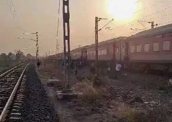 ട്രെയിനിൽ നിന്ന് തീയും പുകയും ഉയരുന്നതായി സംശയം; യാത്രക്കാർ പുറത്തേക്ക് ചാടുന്നതിനിടെ സമീപ ട്രാക്കിലൂടെയെത്തിയ ട്രെയിനിടിച്ച് 12 പേർക്ക് ദാരുണാന്ത്യം, ട്രെയിന്റെ വേ​ഗം കുറഞ്ഞപ്പോൾ ചക്രമുരയുന്നതിനിടെയുണ്ടായ പുകയെന്ന് പ്രാഥമിക നി​ഗമനം